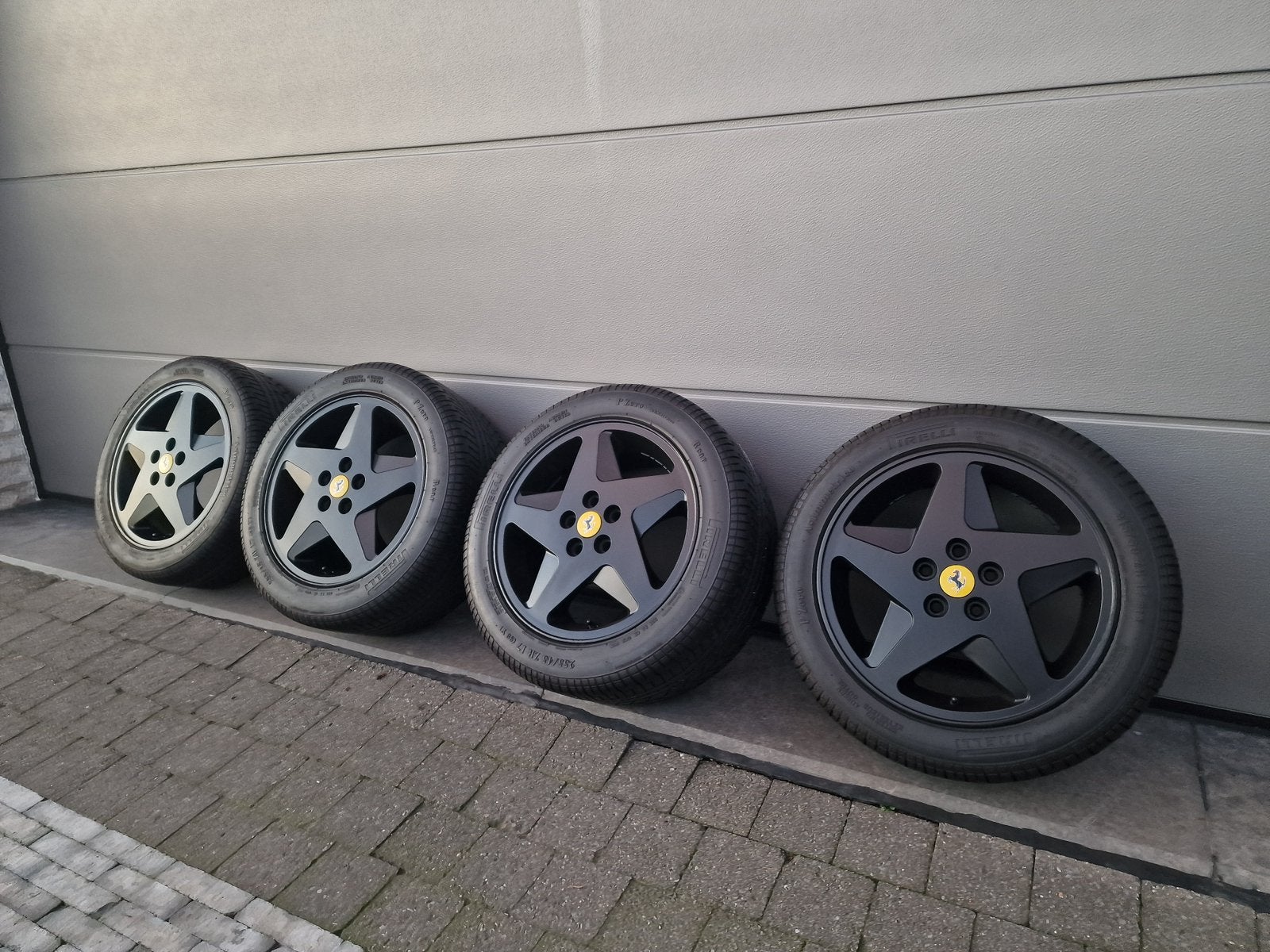 Originele Ferrari 348 velgen uit 1992 – Zwart, Auto-onderdelen, Gebruikt, 255 mm, Banden en Velgen, 17 inch