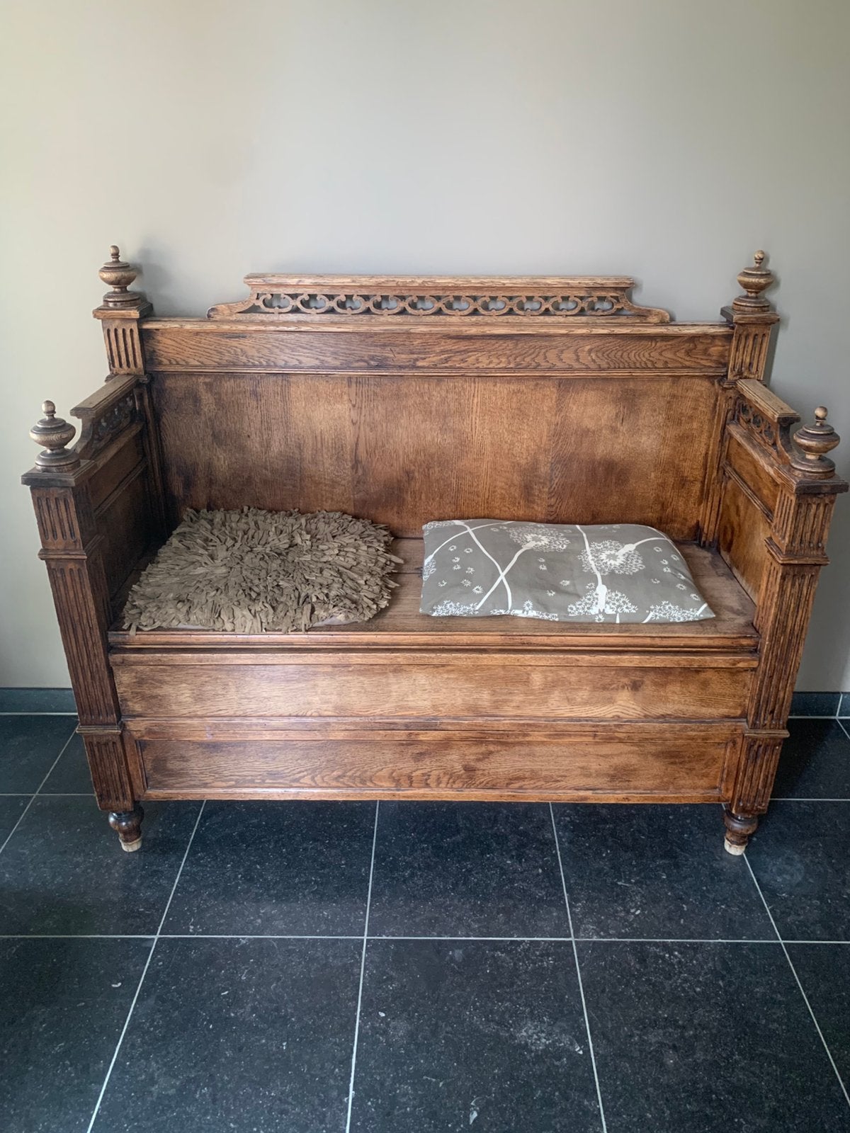 Houten antieke bank met mooie versieringen, Ophalen