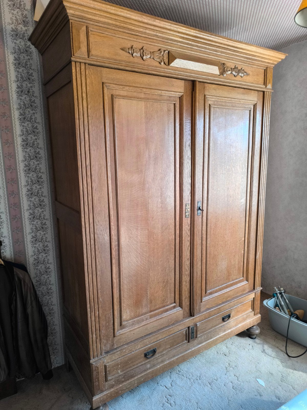 Garde robe chêne, Enlèvement