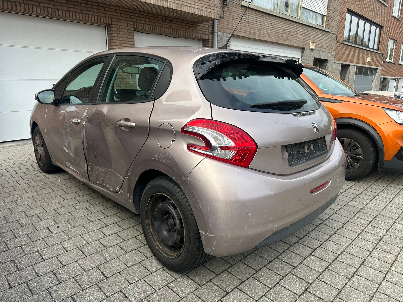 Peugeot 208 1.2i roule nickel! 104.000km carnet!  Clima!, Auto's, Euro 5, Stof, Zwart, Beige