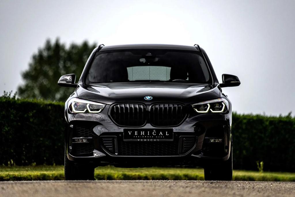 BMW X1 xDrive25e M Sport|CAMERA|HARMANKARDON|HEADUP|CARPL, Auto's, BMW, Gebruikt, 1820 kg, Zwart, Bedrijf