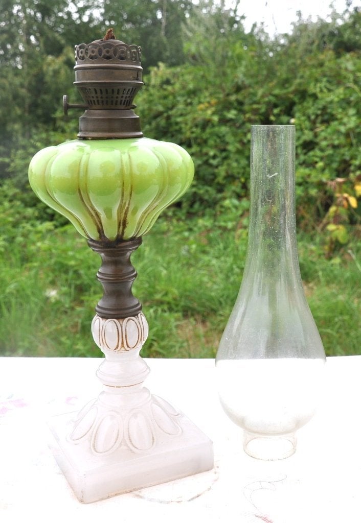 lampe au pétrole verre vert et blanc, Enlèvement ou Envoi