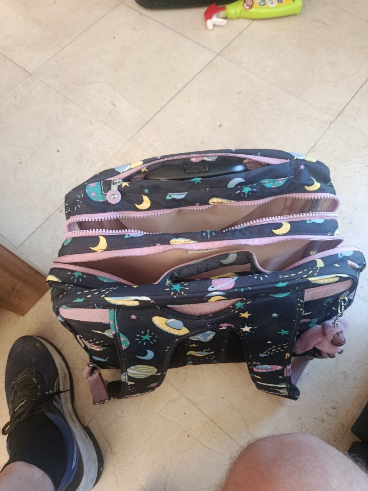Schooltas op wielen, Enlèvement
