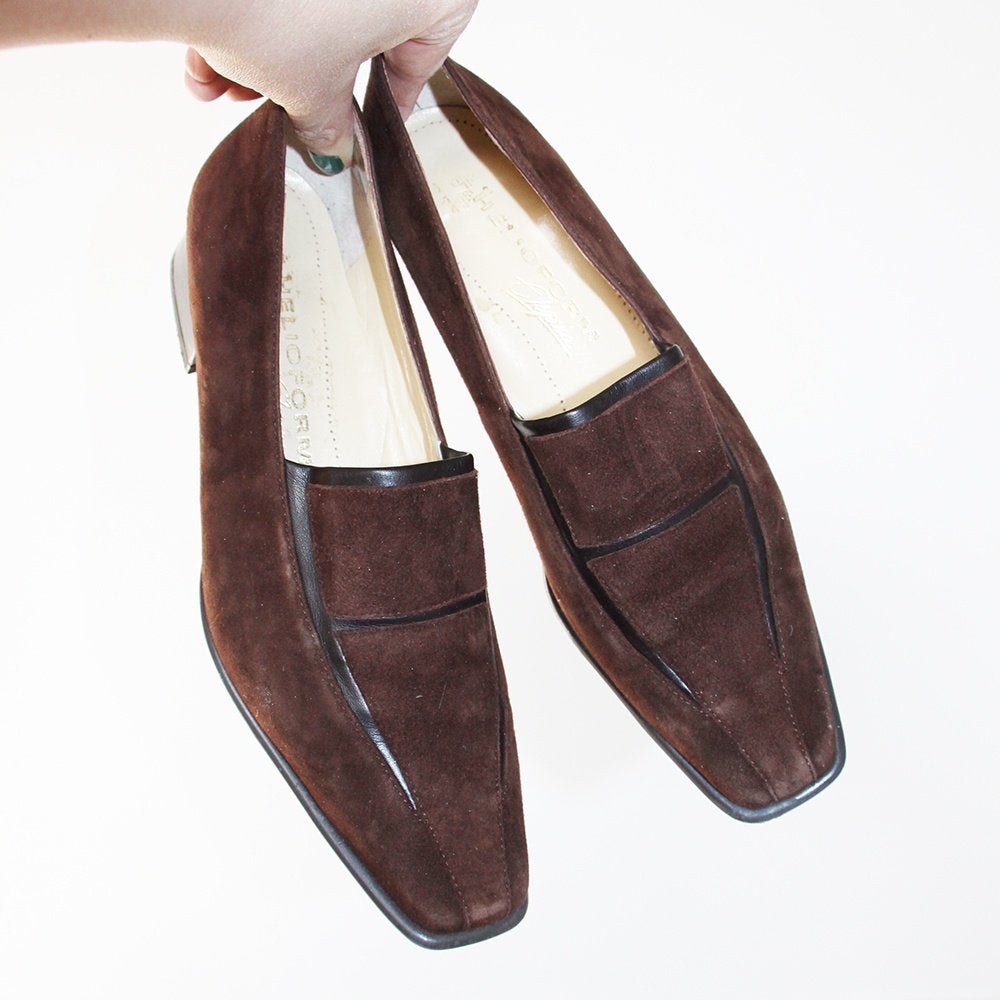 Prachtige Suede Heliform Pumps s16 (Maat G6½/40) € 50,-, Kleding | Dames, Bruin, Verzenden, Nieuw, Pumps