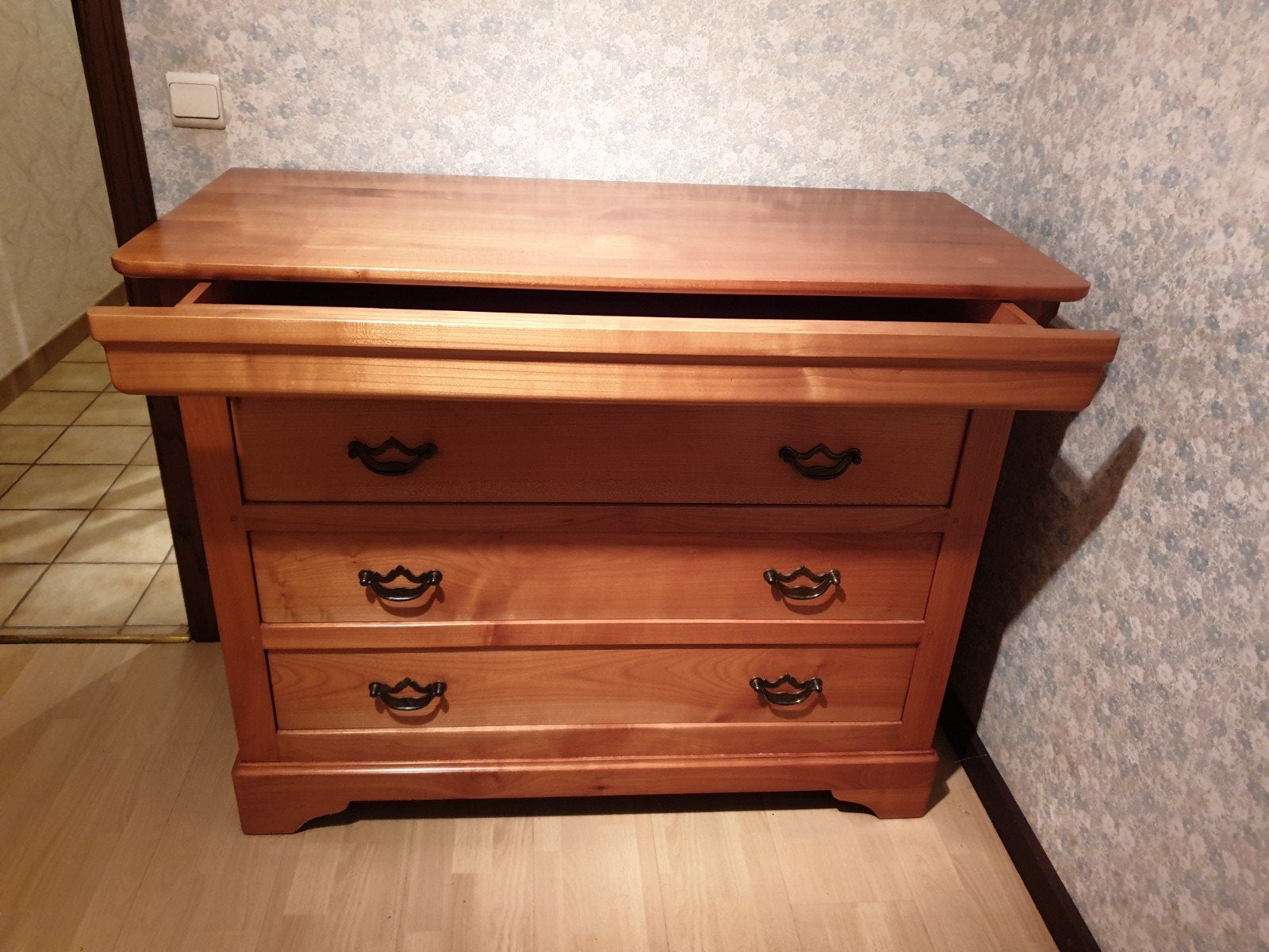 Commode Louis Philippe Massief met verborgen schuif., Huis en Inrichting, Ophalen of Verzenden