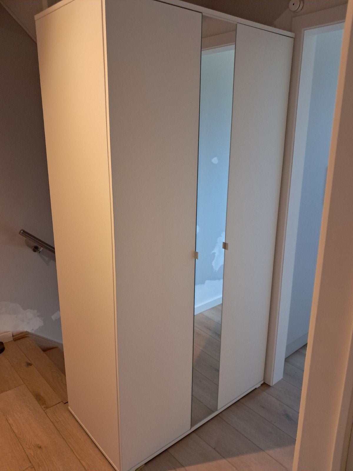 Vihals Ikea kast 2 deuren en spiegel., Ophalen, Met deur(en), 100 tot 150 cm, Zo goed als nieuw