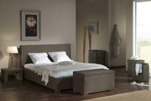 Nieuw rotan bed 1,60 m met 2 nachttafels 200 euro per stuk, Huis en Inrichting, Slaapkamer | Bedden, Ophalen, Nieuw