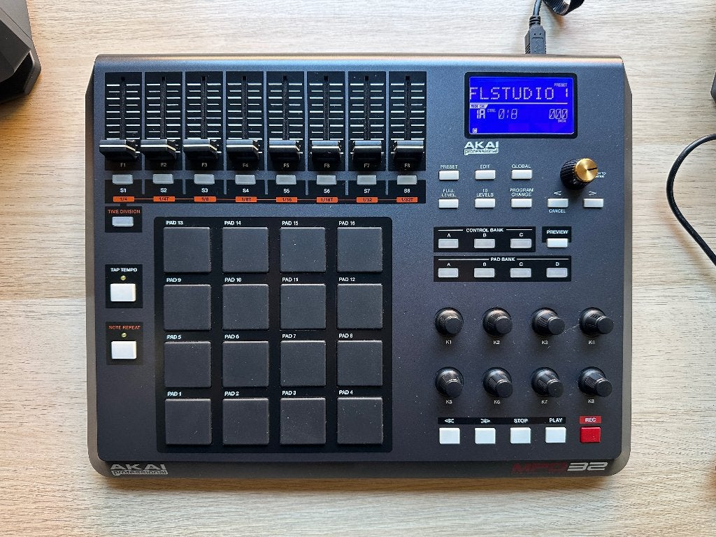 Akai MPD32 - All Black - Uitstekende Conditie, Musique & Instruments, Équipement Midi, Enlèvement, Utilisé