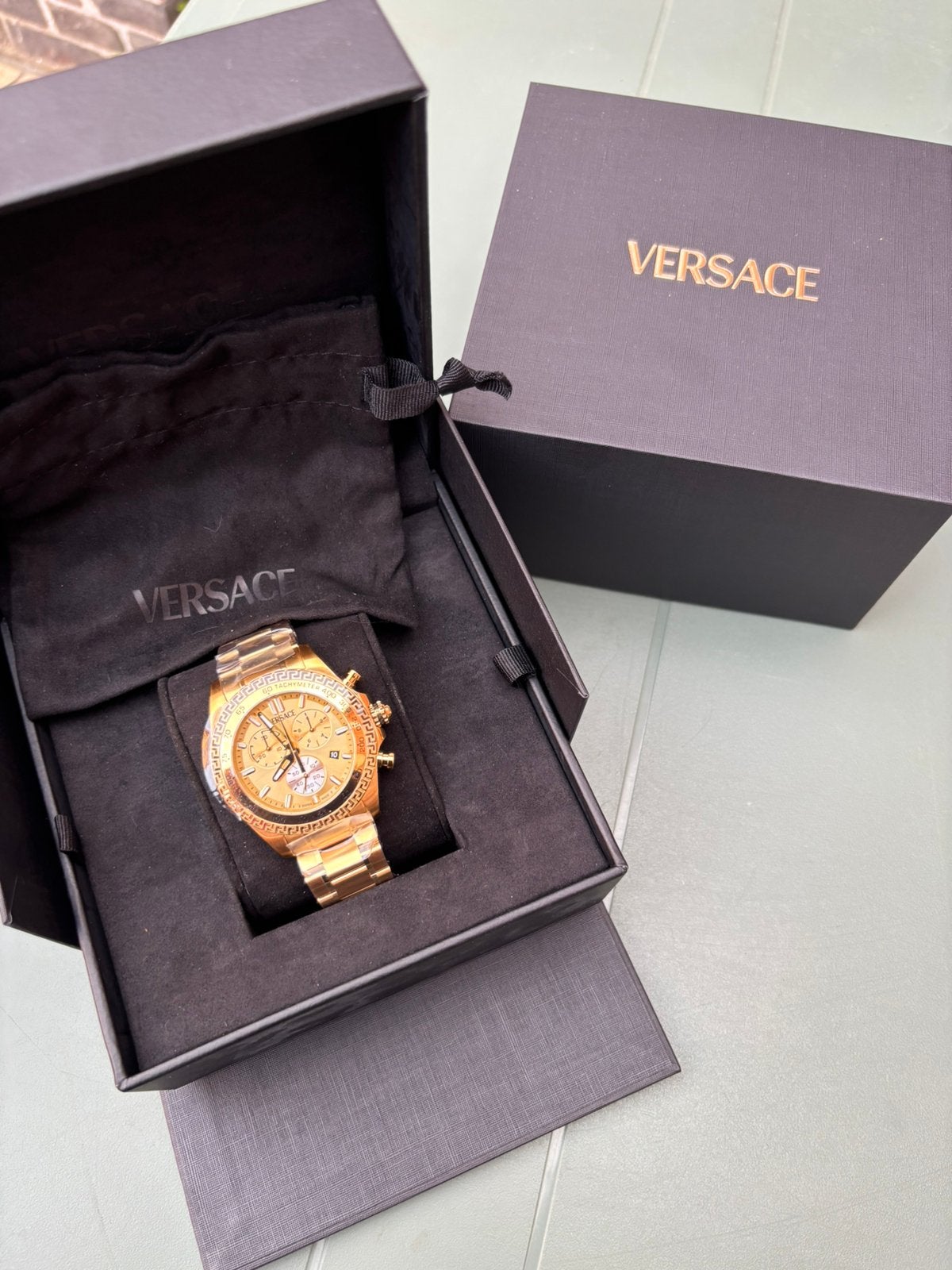Versace Swiss Made Chronograaf–Nieuwstaat, Handtassen en Accessoires, Horloges | Heren, Nieuw, Polshorloge, Overige merken, Goud