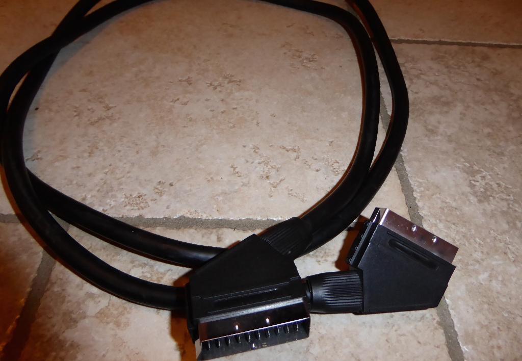 Dikke scart kabel 1m90, Audio, Tv en Foto, Audiokabels en Televisiekabels, Ophalen, Zo goed als nieuw