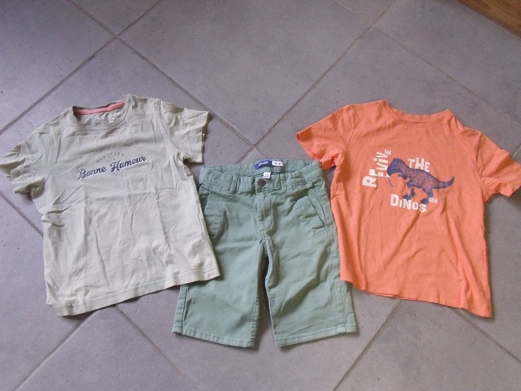 2 T-shirt + short garçon 7/8 ans, Enlèvement, Comme neuf, Okaïdi & Jules, Garçon
