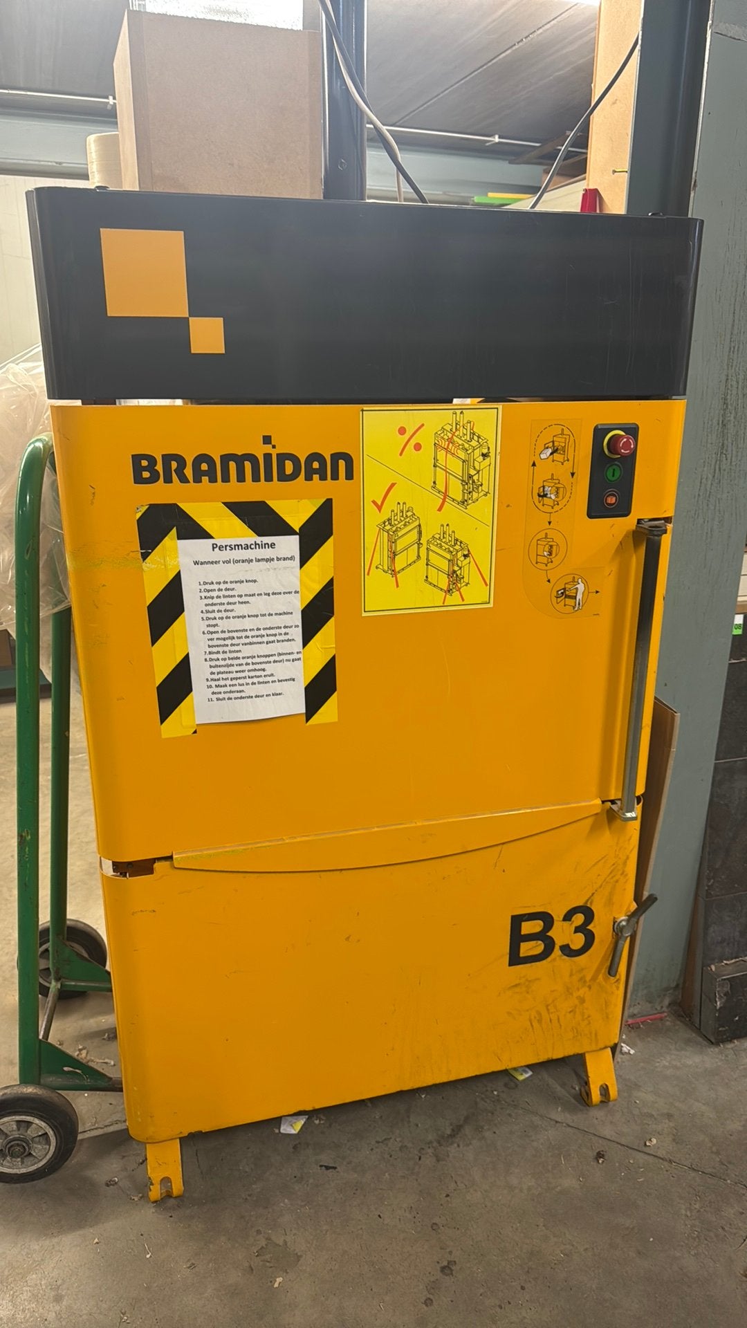 Te koop: Professionele BRAMIDAN B3 kartonpers / balenpers, Doe-het-zelf en Bouw, Ophalen, Gebruikt, 200 tot 400 liter/min, Geluidgedempt