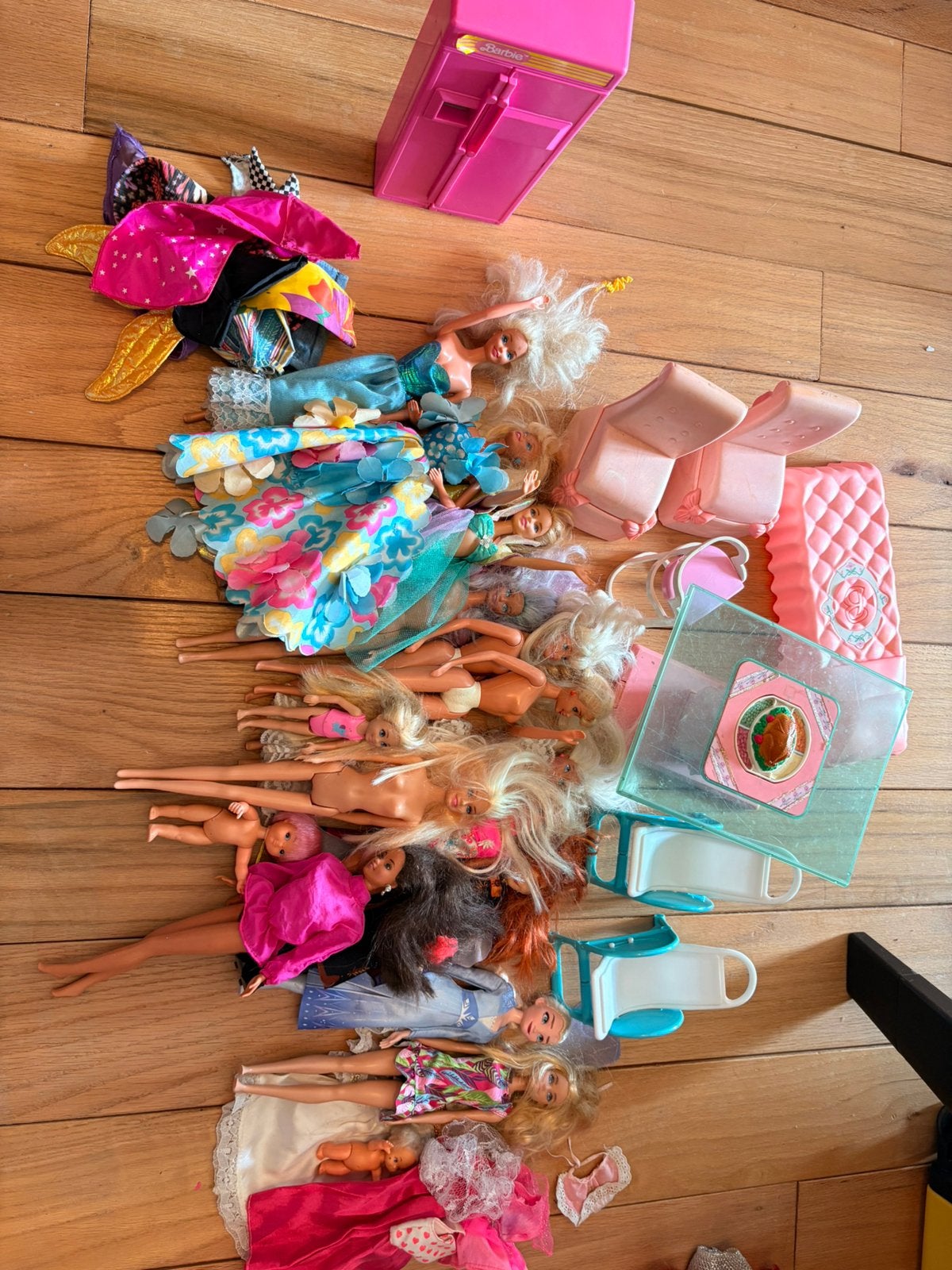Lot Barbiepoppen, kledij, meubeltjes, Ophalen, Gebruikt, Barbie