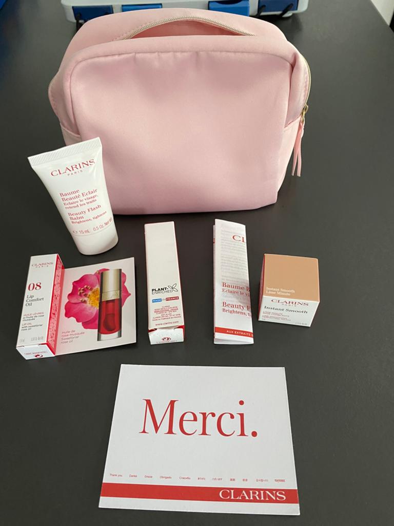 Trousse rose avec divers produits Clarins neufs, Handtassen en Accessoires, Toilettassen, Ophalen of Verzenden, Zo goed als nieuw