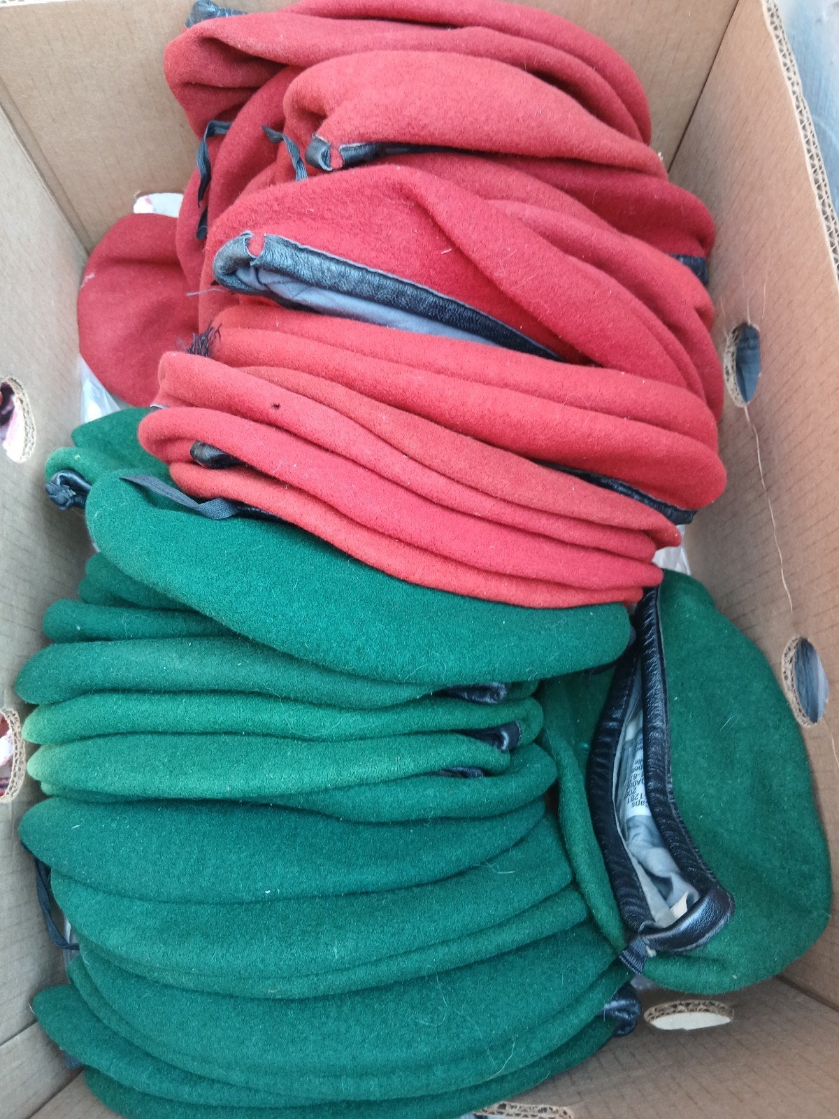 bérets allemand.  rouge et vert., Collections, Enlèvement ou Envoi