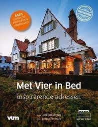 Boek - Met vier in bed  : inspirerende adressen, Ophalen of Verzenden, Zo goed als nieuw, Hotel- of Restaurantgids, Liesbeth Baeten