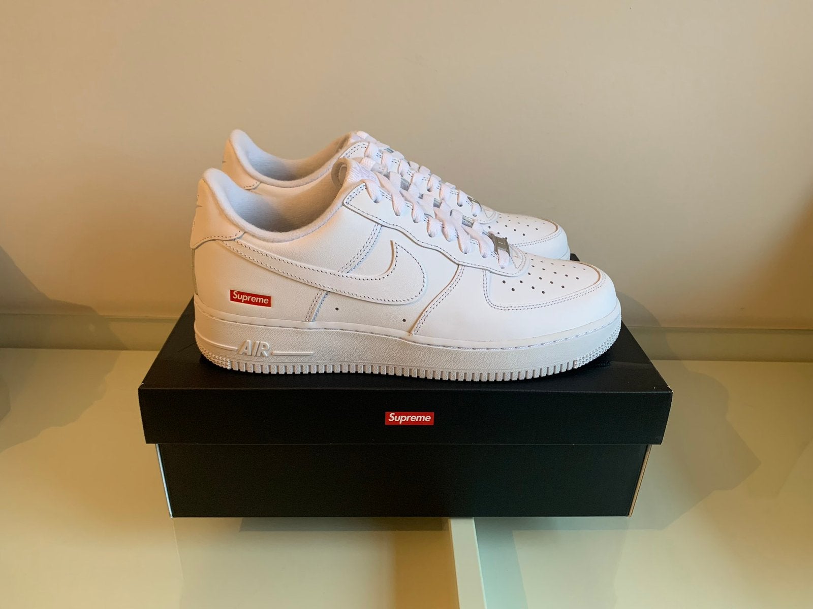 Nike Air Force 1 x Supreme “ White “ Maat 43, Neuf, Enlèvement ou Envoi, Blanc, Baskets