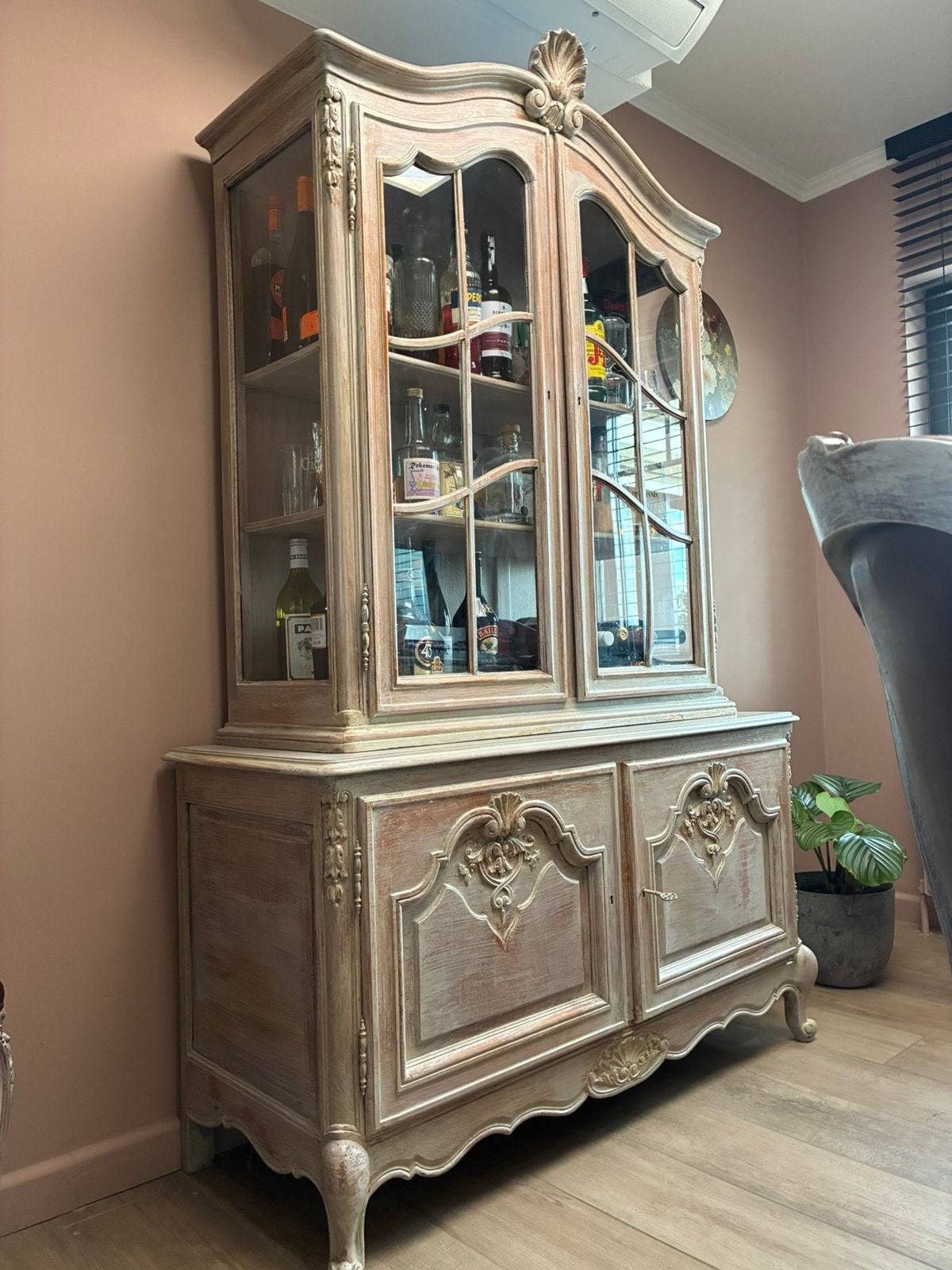 Vitrinekast Louis XV-stijl, Ophalen