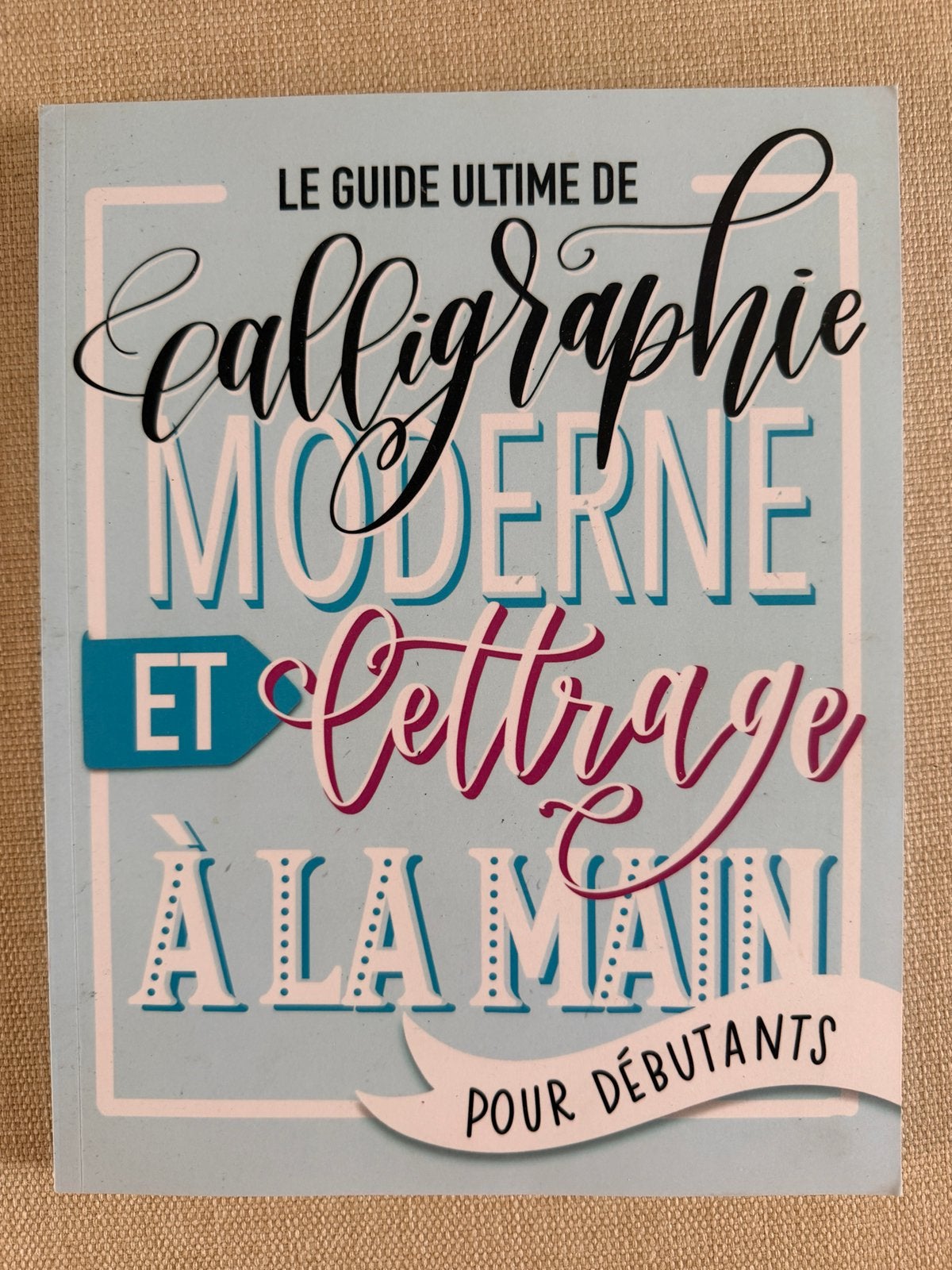 Le guide de la calligraphie moderne et lettrage a la main, Ophalen of Verzenden, Zo goed als nieuw