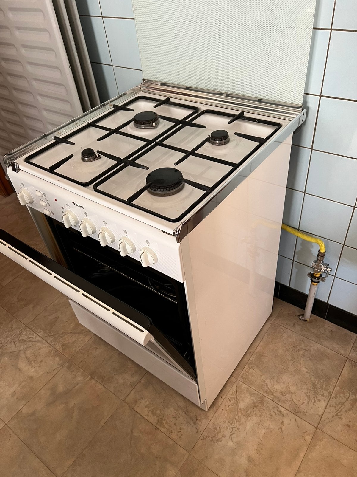 Gasfornuis op aardgas. Zeer goede staat. Merk Indesit, Elektronische apparatuur, Fornuizen, Ophalen, Gebruikt, 4 kookzones, Gas