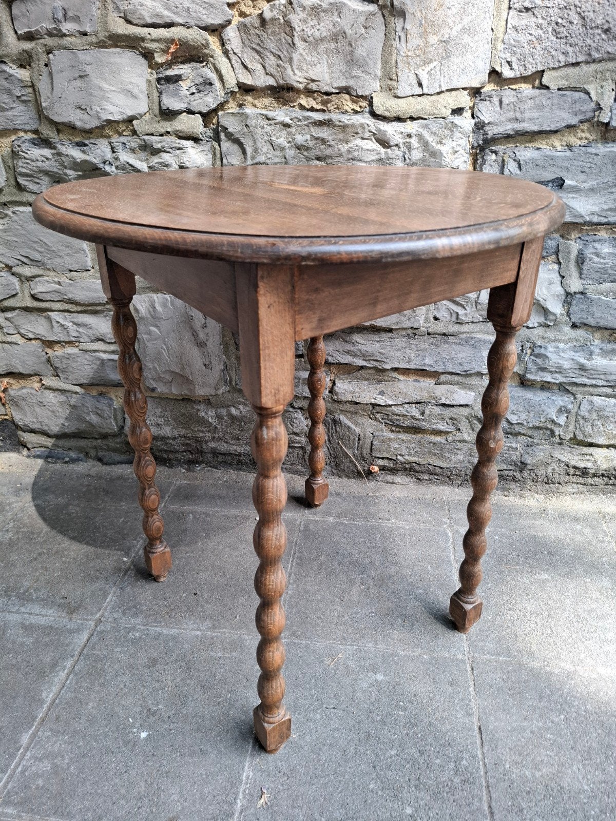 Petite table ancienne en chêne massif – pieds tournés, Antiquités & Art, Enlèvement