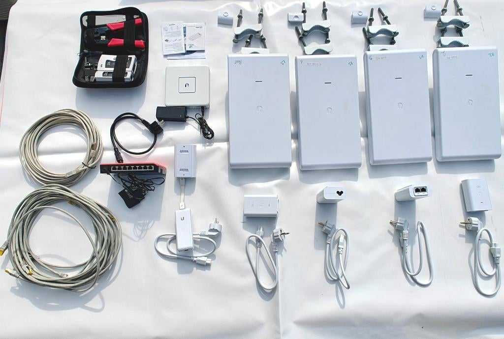 Ubiquiti complete wifimesh voor grote terreinen, Computers en Software, Netwerk switches, Ophalen of Verzenden, Zo goed als nieuw