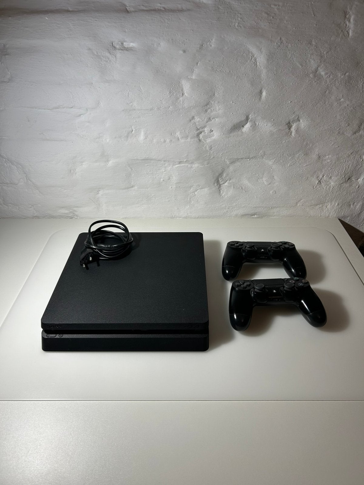 PS4 Slim zwart met 2 controllers (PlayStation 4), Ophalen of Verzenden, Zo goed als nieuw, Met 2 controllers, Slim