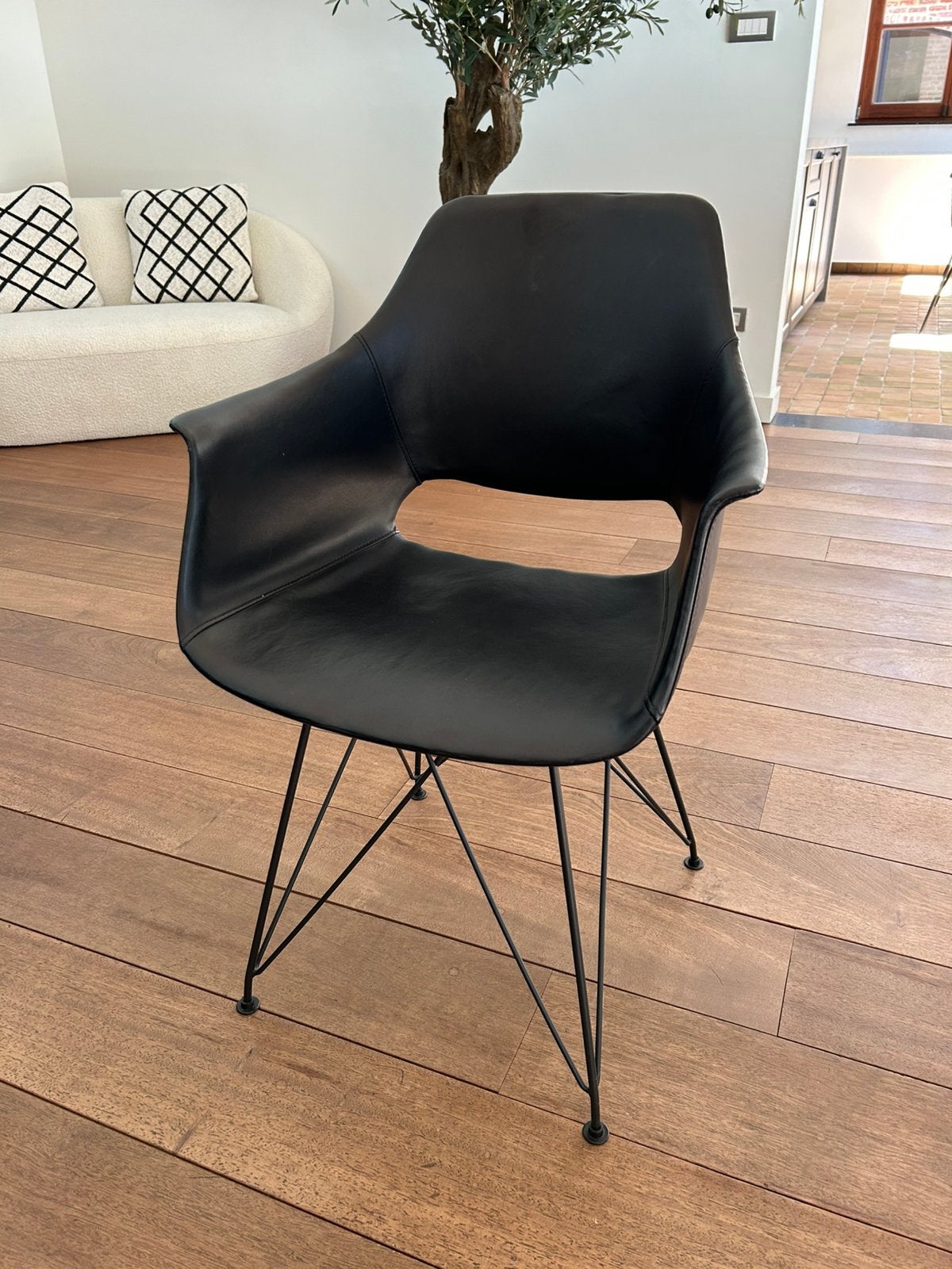 8 zwarte eetkamer stoelen met metalen potenframe, Ophalen, Zo goed als nieuw