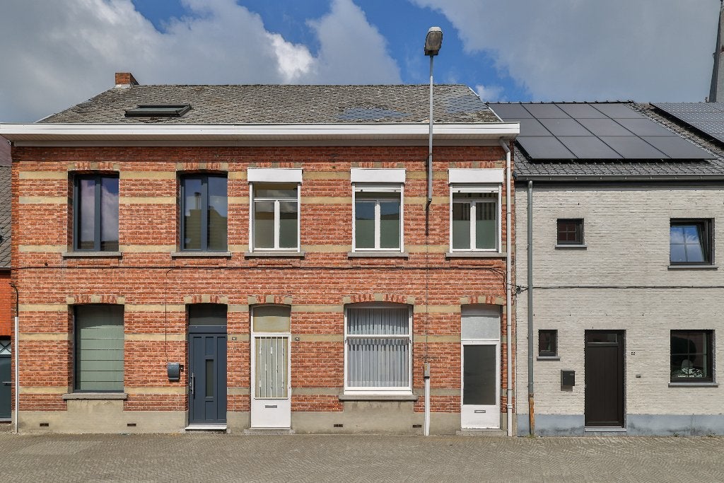Ruime te renoveren gezinswoning met 6 slaapkamers, 200 tot 500 m², Turnhout, 633 UC, Tussenwoning