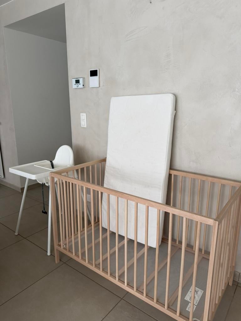 Bed ikea + eetstoel gratis, Ophalen, Zo goed als nieuw