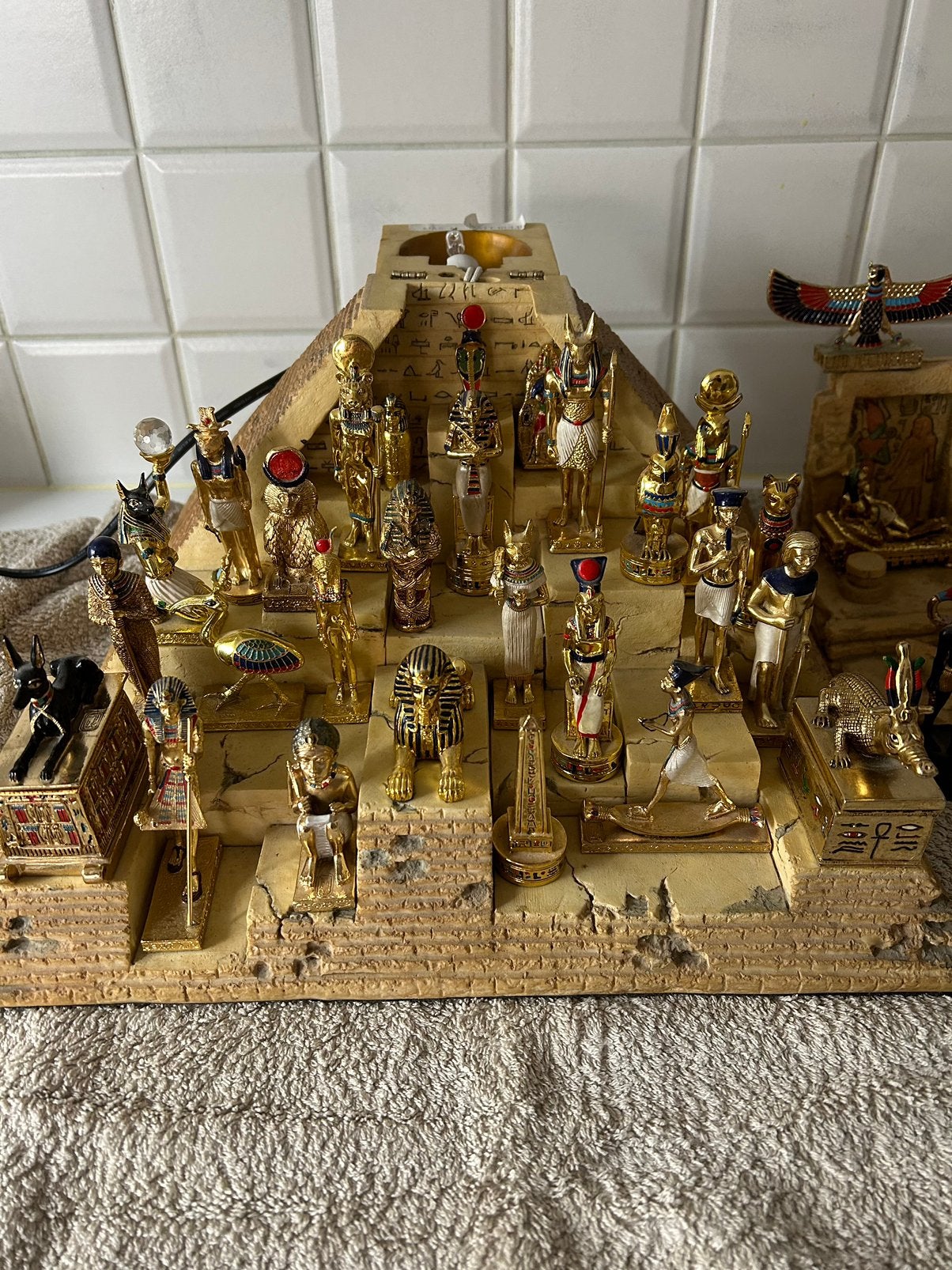 Egyptische vintage mini standbeeldjes en tentoonstelpiramide, Collections, Statues & Figurines, Comme neuf, Enlèvement