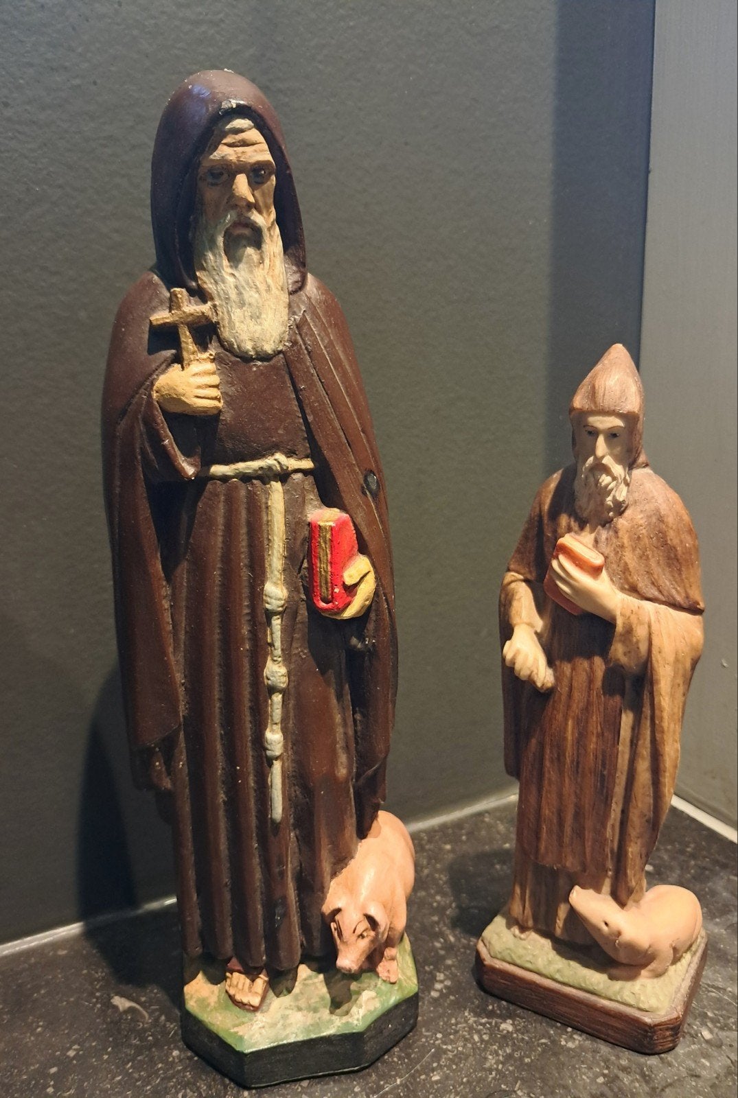 2 oude beelden, St Antonius met varken, Ophalen