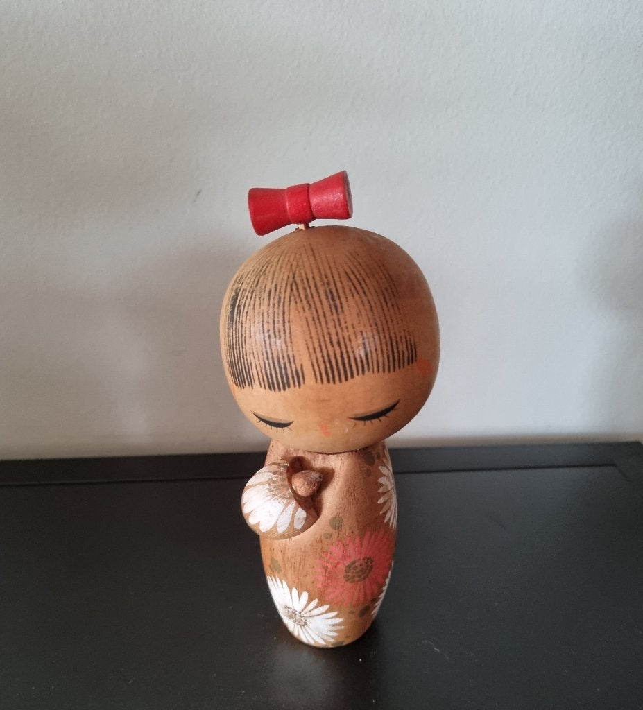 Le magnifique Hinagiku Kokeshi de Ryoka Aoki, Antiquités & Art, Art | Art non-occidental, 16 cm, Japon, Bois, Fait main
