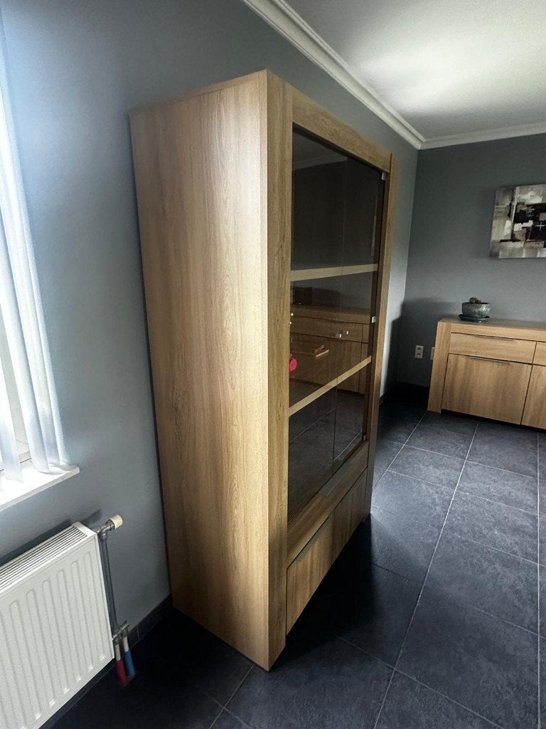 Moderne Vitrinekast in Eikenlook, Huis en Inrichting, Kasten | Vitrinekasten, Ophalen, Zo goed als nieuw, 150 tot 200 cm, 50 tot 75 cm