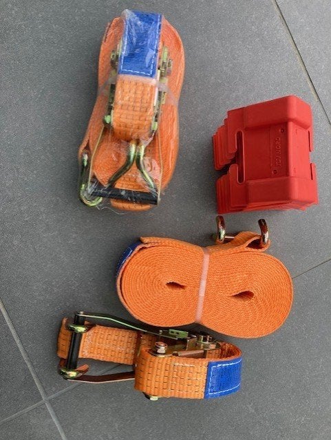 2 spanbanden en 6 hoekbeschermers - NIEUW, Ophalen, Nieuw, Klein materiaal