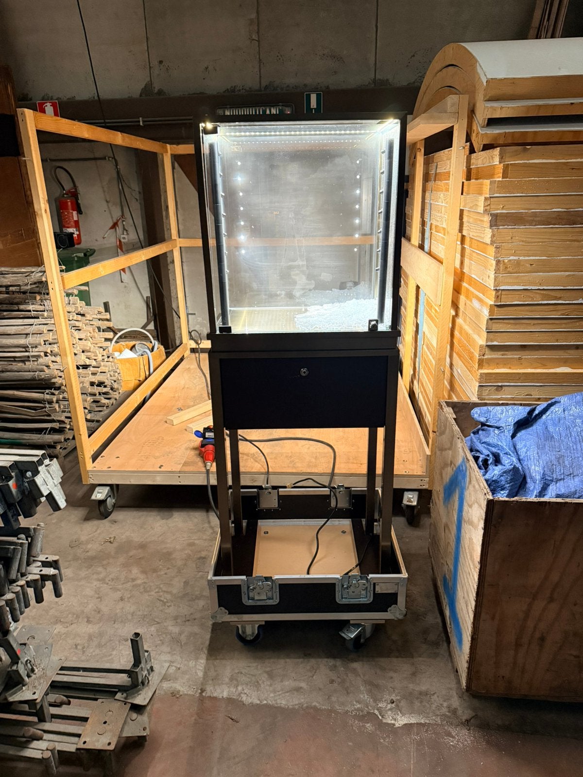 Verlichte vitrine met lade + flightcase – LED – H160 cm, Huis en Inrichting, Ophalen, Gebruikt, Met lade(s), 50 tot 100 cm