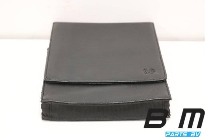 Duitse handleiding + mapje VW Passat B8, Gebruikt