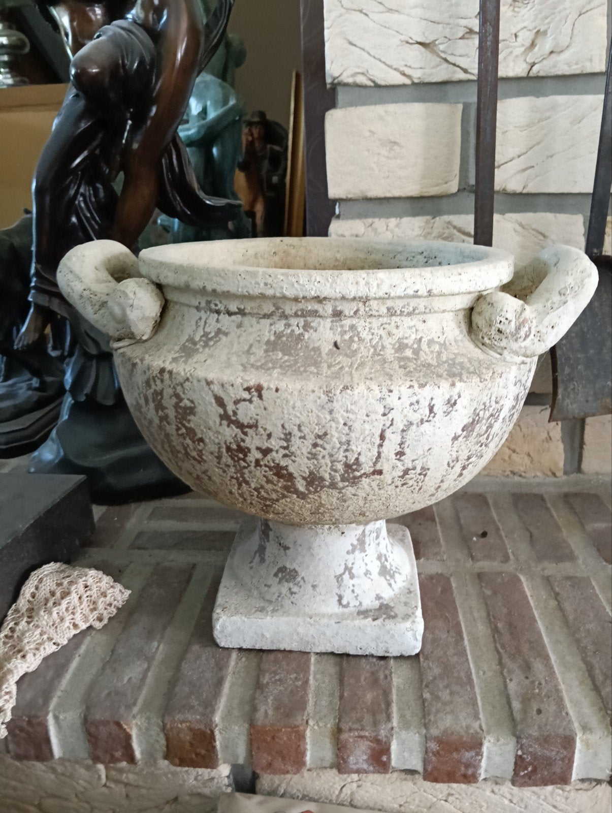 Vase en pierre, Enlèvement