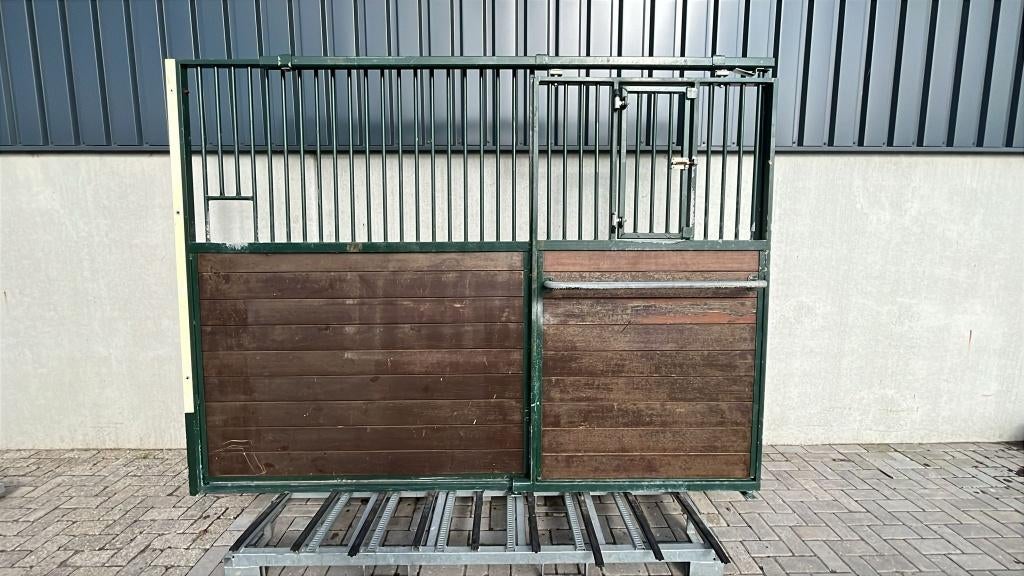 Voorwand met schuifdeur | 3000 x 2230 mm. | Nette staat, Weidegang, 4 paarden of pony's of meer