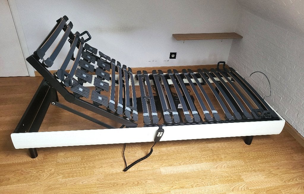 1 Persoons bed met  elektrische verstelbare lattenbodem ., Ophalen, Zo goed als nieuw, Eenpersoons, Wit