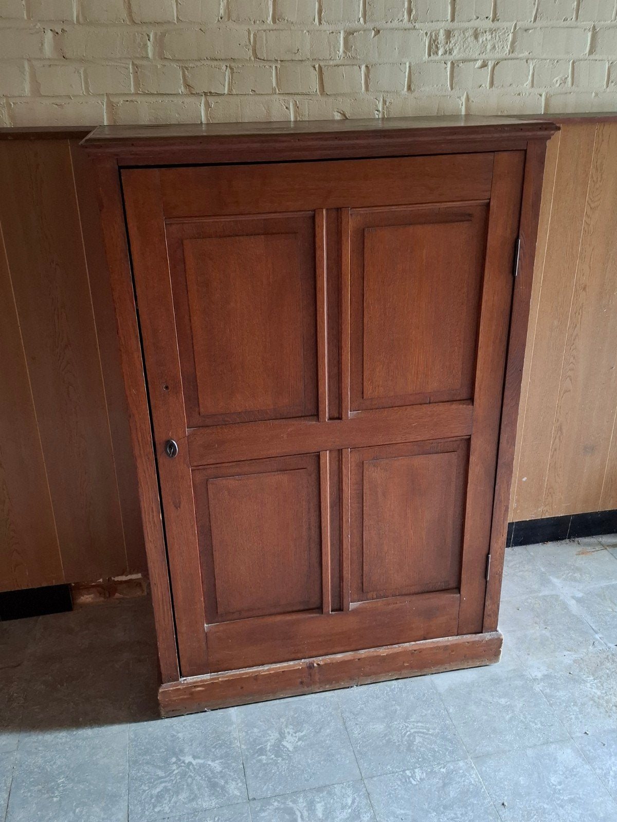 Ancienne armoire / meuble de rangement en bois – 135  90 cm, Antiquités & Art, Enlèvement