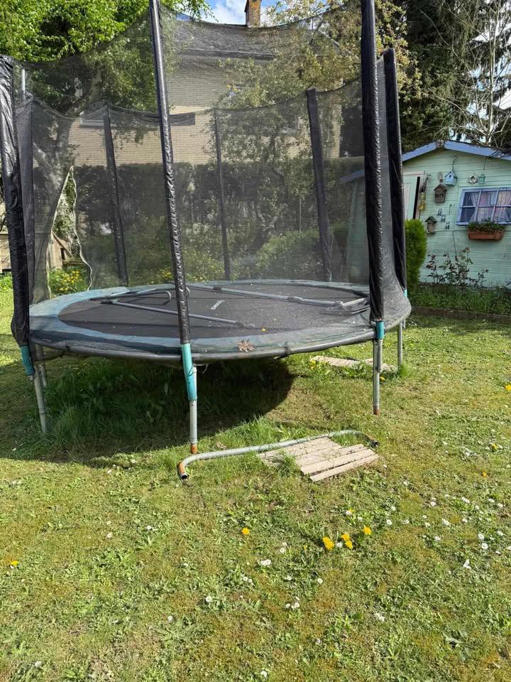 Grand trampoline gratuit, Enfants & Bébés, Jouets | Extérieur | Coussins gonflables, Enlèvement, Utilisé
