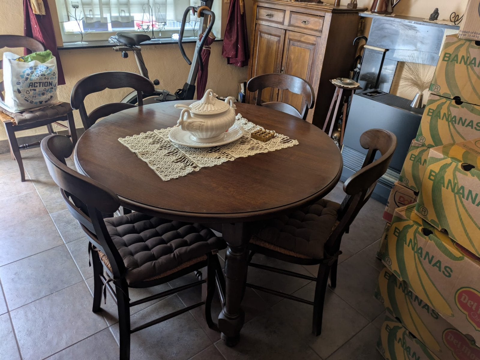 Table ronde en bois massif + 4 chaises – 150 €, Enlèvement, Comme neuf, Bois