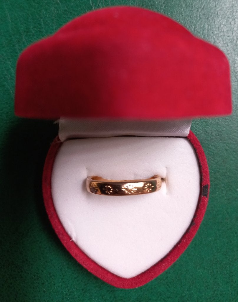 Ring - goudkleurig - relief/bloem (NIEUW), Nieuw, Ophalen of Verzenden, Kleiner dan 17, Dame