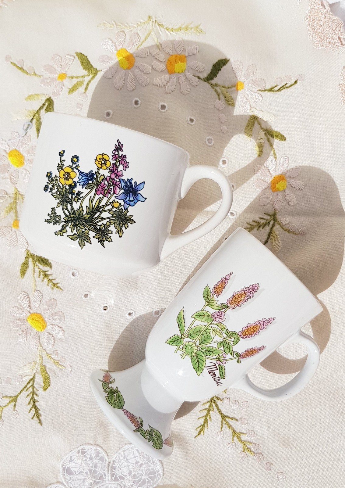 Set van 2 vintage mokken met wilde bloemen, Ophalen of Verzenden