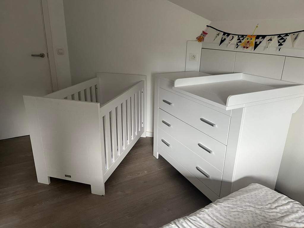 Wit babybedje met matras, commode en verzorgingsopzetsstuk, Enlèvement, Comme neuf, Garçon ou Fille