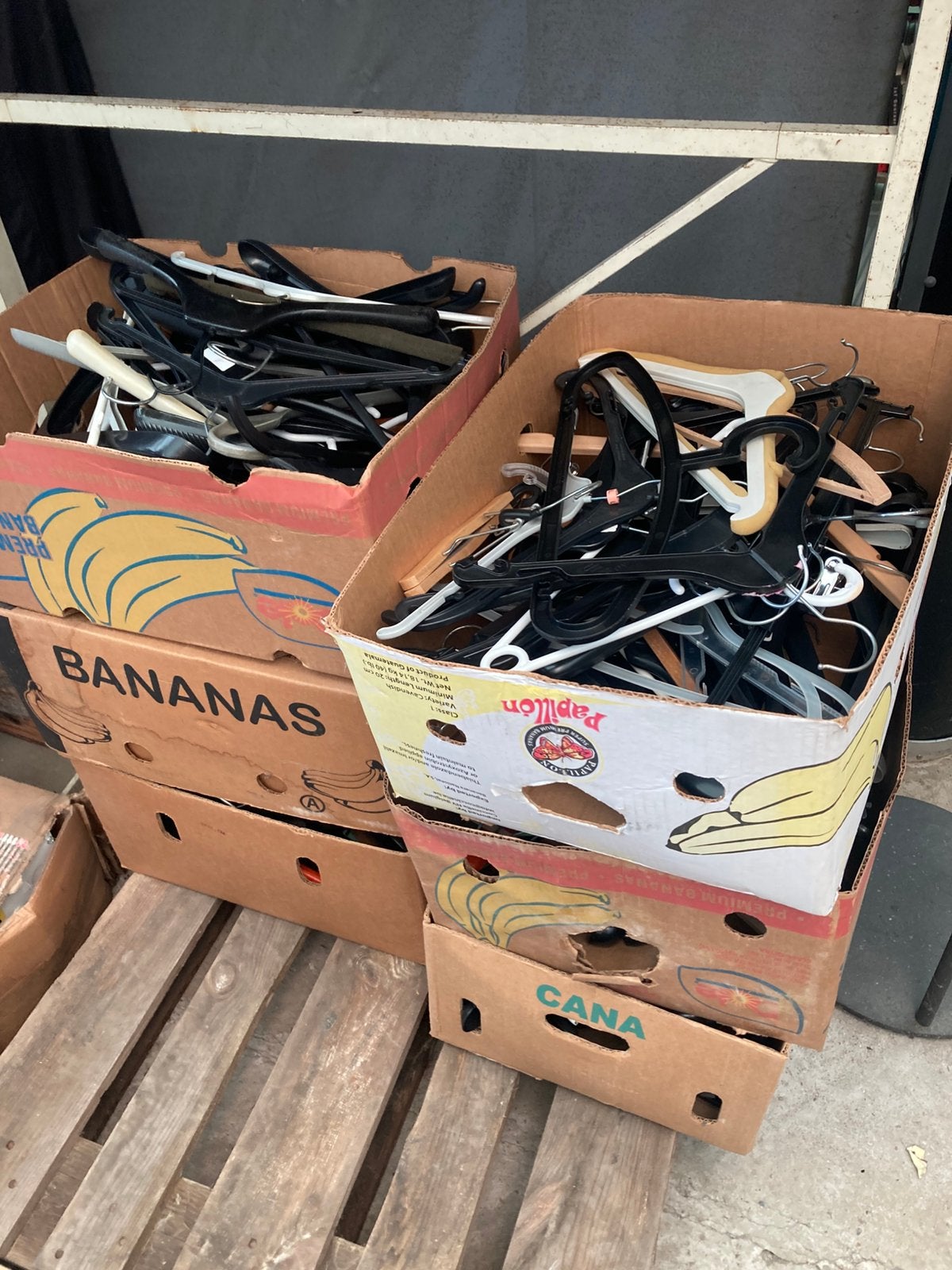 6 dozen met ongeveer 230 kapstokken, Enlèvement, Comme neuf