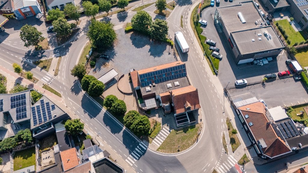 Herontwikkelingssite met bestaand gebouw op 1339 m², Immo, 1000 tot 1500 m², Westrozebeke, Provincie West-Vlaanderen, Woning met bedrijfsruimte