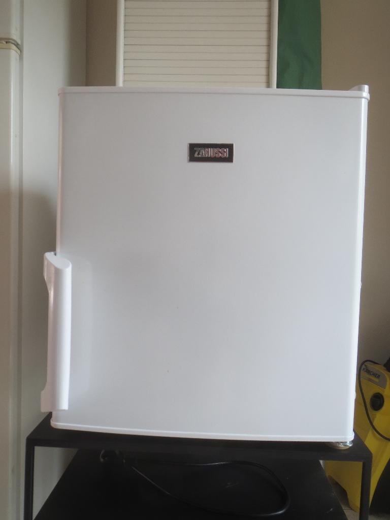 kleine wit koelkastje Zanussi (tafelmodel), Ophalen, Energieklasse A of zuiniger, Met vriesvak, Minder dan 45 cm