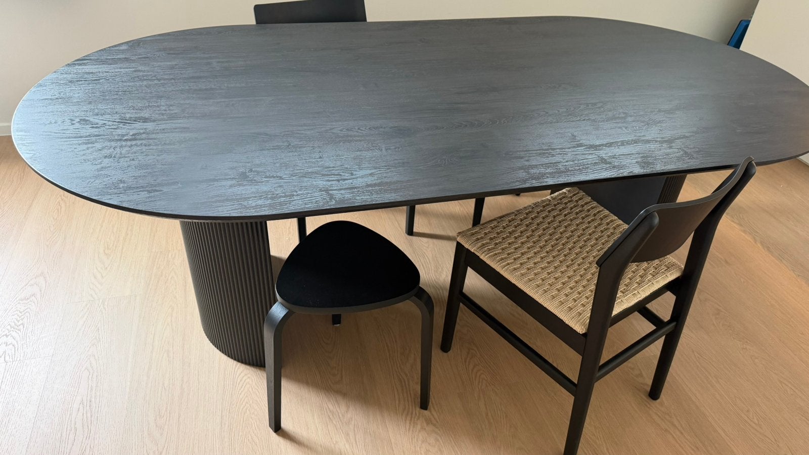 Zwarte houten tafel ovaal met stoelen, Huis en Inrichting, Tafels | Eettafels, Ophalen, Zo goed als nieuw